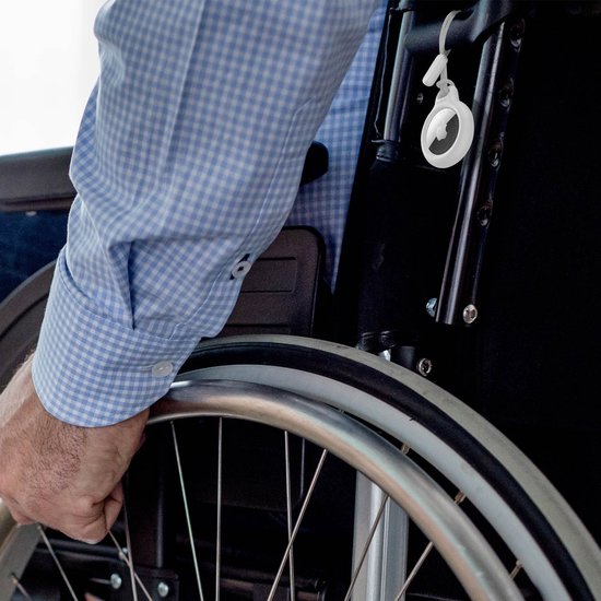 Witte Belkin beschermhoes aan rolstoel bevestigd