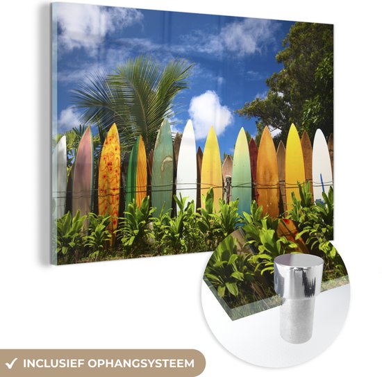 MuchoWow® Glasschilderij 120x80 cm - Schilderij acrylglas - Een surfplank-omheining in Hawaï - Foto op glas - Schilderijen