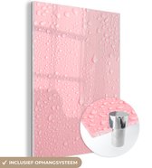 MuchoWow® Glasschilderij 60x80 cm - Schilderij acrylglas - Roze achtergrond met waterdruppels - Foto op glas - Schilderijen