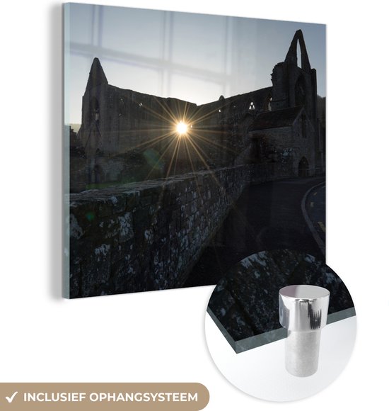 MuchoWow® Glasschilderij 20x20 cm - Schilderij acrylglas - Zon door de gaten van Tintern Abbey in Wales - Foto op glas - Schilderijen