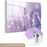 Glasschilderij - Foto op glas - Vlinder - Lavendel - Bloemen - Zon - Insecten - 60x40 cm - Acrylverf - Glasschilderij vlinders - Glasschilderij bloemen - Schilderij glas - Muurdecoratie