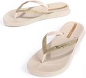 Twee beige Ipanema teenslippers met gouden glitter bandjes en een zool met wafelpatroon.