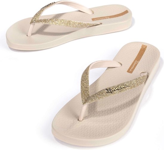 Twee beige Ipanema teenslippers met gouden glitter bandjes en een zool met wafelpatroon.
