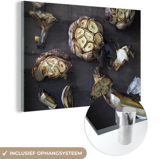 MuchoWow® Glasschilderij 30x20 cm - Schilderij acrylglas - Geroosterd knoflook - Foto op glas - Schilderijen