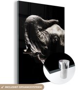 MuchoWow® Glasschilderij 90x120 cm - Schilderij acrylglas - Close-up van een olifant met zijn slurf omhoog in zwart-wit - Foto op glas - Schilderijen