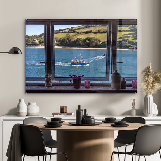 MuchoWow® Glasschilderij 120x80 cm - Schilderij acrylglas - Uitzicht op de zee en een boot - Foto op glas - Schilderijen