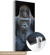 MuchoWow® Glasschilderij 20x40 cm - Schilderij acrylglas - Een Gorilla kijkt indrukwekkend in de camera - Foto op glas - Schilderijen