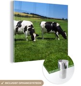 MuchoWow® Glasschilderij 20x20 cm - Schilderij acrylglas - Koe - Dieren - Gras - Foto op glas - Schilderijen