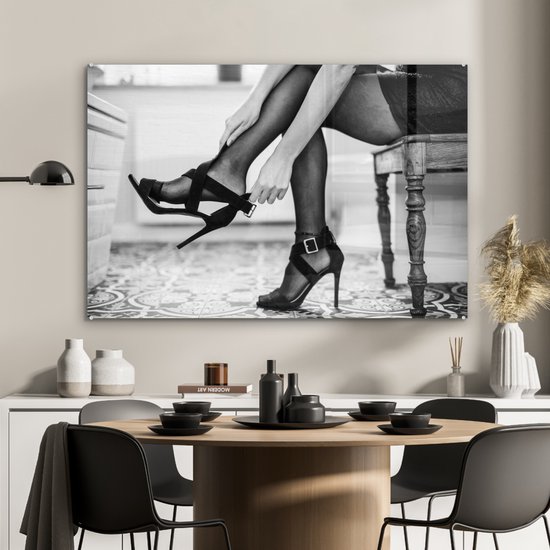 MuchoWow® Peinture sur Verre - Femme met des talons pour faire la fête - noir et blanc - 90x60 cm - Peintures sur Verre Acrylique - Photo sur Glas