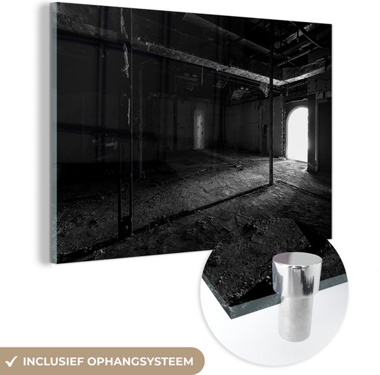 MuchoWow® Glasschilderij 120x80 cm - Schilderij acrylglas - Verlaten gebouw met een open deur - zwart wit - Foto op glas - Schilderijen