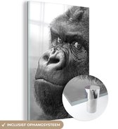 MuchoWow® Glasschilderij 20x30 cm - Schilderij acrylglas - Een verbazingwekkende Gorilla - zwart wit - Foto op glas - Schilderijen