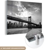 MuchoWow® Glasschilderij 80x60 cm - Schilderij acrylglas - Zonnestralen op de Amerikaanse Brooklyn Bridge - zwart wit - Foto op glas - Schilderijen