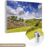 MuchoWow® Glasschilderij 90x60 cm - Schilderij acrylglas - De Muur van Hadrianus in het Verenigd Koninkrijk onder een bewolkte hemel - Foto op glas - Schilderijen