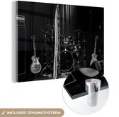 MuchoWow® Glasschilderij 90x60 cm - Schilderij acrylglas - Drumstel tijdens een optreden - zwart wit - Foto op glas - Schilderijen
