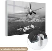 MuchoWow® Glasschilderij 150x100 cm - Schilderij acrylglas - Historisch vliegtuig met propeller op de neus - zwart wit - Foto op glas - Schilderijen