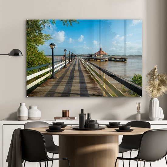 MuchoWow® Glasschilderij 90x60 cm - Schilderij acrylglas - Houten steiger bij de Surinamerivier in Paramaribo - Foto op glas - Schilderijen