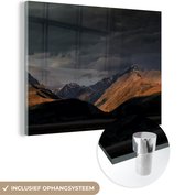 MuchoWow® Glasschilderij 160x120 cm - Schilderij acrylglas - Donkere lucht boven het Nationaal park Aoraki/Mount Cook op South-Island - Foto op glas - Schilderijen