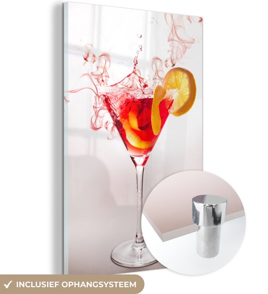 MuchoWow® Glasschilderij 60x90 cm - Schilderij acrylglas - Rood gekleurde cocktail spettert omhoog - Foto op glas - Schilderijen