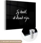 MuchoWow® Glasschilderij 40x30 cm - Schilderij acrylglas - Spreuken - Jij kookt, ik drink wijn - Quotes - Wijn - Koken - Foto op glas - Schilderijen