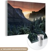 MuchoWow® Glasschilderij 120x80 cm - Schilderij acrylglas - Een mistige zonsopgang in het Nationaal park Yosemite - Foto op glas - Schilderijen