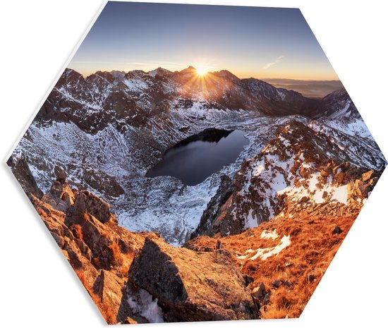PVC Schuimplaat Hexagon - Zon Zakkend achter Bergen met Sneeuw - 50x43.5 cm Foto op Hexagon (Met Ophangsysteem)