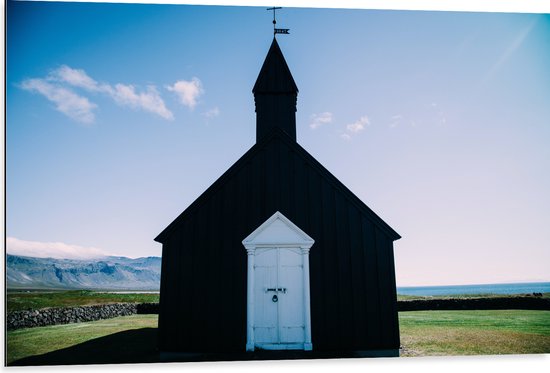 Dibond - Zwart met Wit Búðakirkja Kapel in IJsland - 105x70 cm Foto op Aluminium (Met Ophangsysteem)