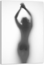 Dibond - Silhouet van Vrouwenlichaam achter Wazige Wand - 60x90 cm Foto op Aluminium (Met Ophangsysteem)