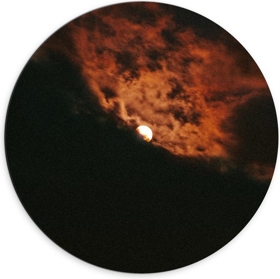 Dibond Muurcirkel - Zon Verdwijnend achter Donker Wolkenveld - 70x70 cm Foto op Aluminium Muurcirkel (met ophangsysteem)