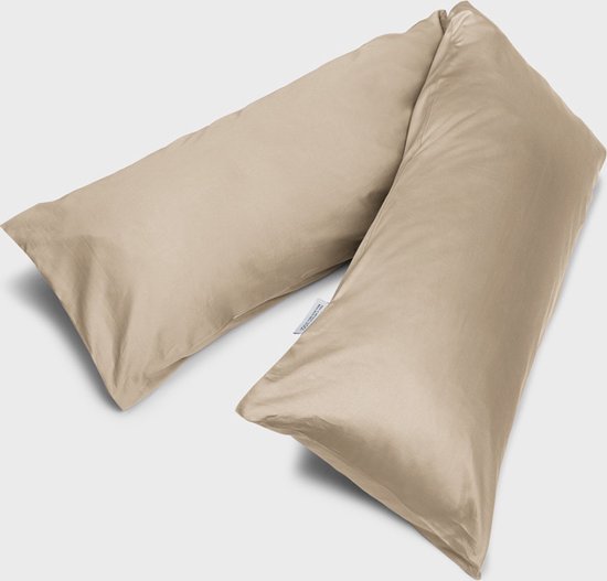 Une taie d'oreiller taupe en satin de coton, stylisée comme un long traversin.
