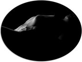Dibond Ovaal - Silhouet van Liggend Naakt Vrouwenlichaam - 80x60 cm Foto op Ovaal (Met Ophangsysteem)