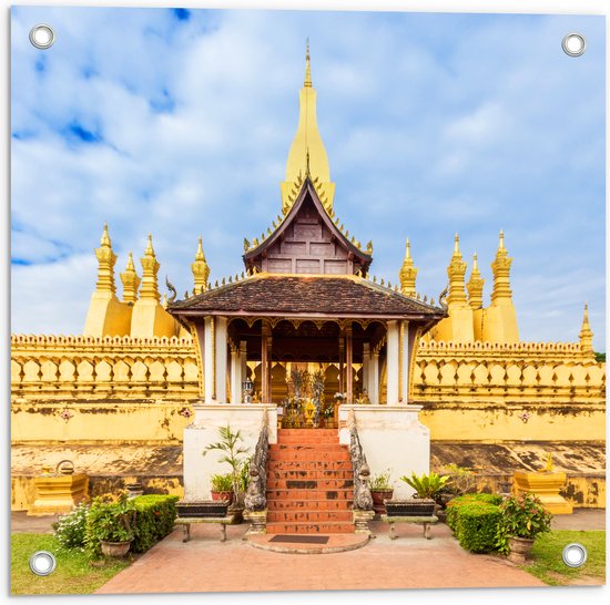 Tuinposter – Vooraanzicht van Pha That Luang Tempel in Vientiane onder Sluierbewolking, Laos - 50x50 cm Foto op Tuinposter (wanddecoratie voor buiten en binnen)