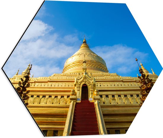 Dibond Hexagon - Vooraanzicht van Gouden Shwezigon Pagoda Tempel in Myanmar - 50x43.5 cm Foto op Hexagon (Met Ophangsysteem)
