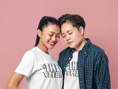 Shirt - They them - Wurban Wear | Grappig shirt | Pride | Unisex tshirt | Pride vlag | Regenboog vlag | LGBTQ | Make up | Gay | Liefde | Wit