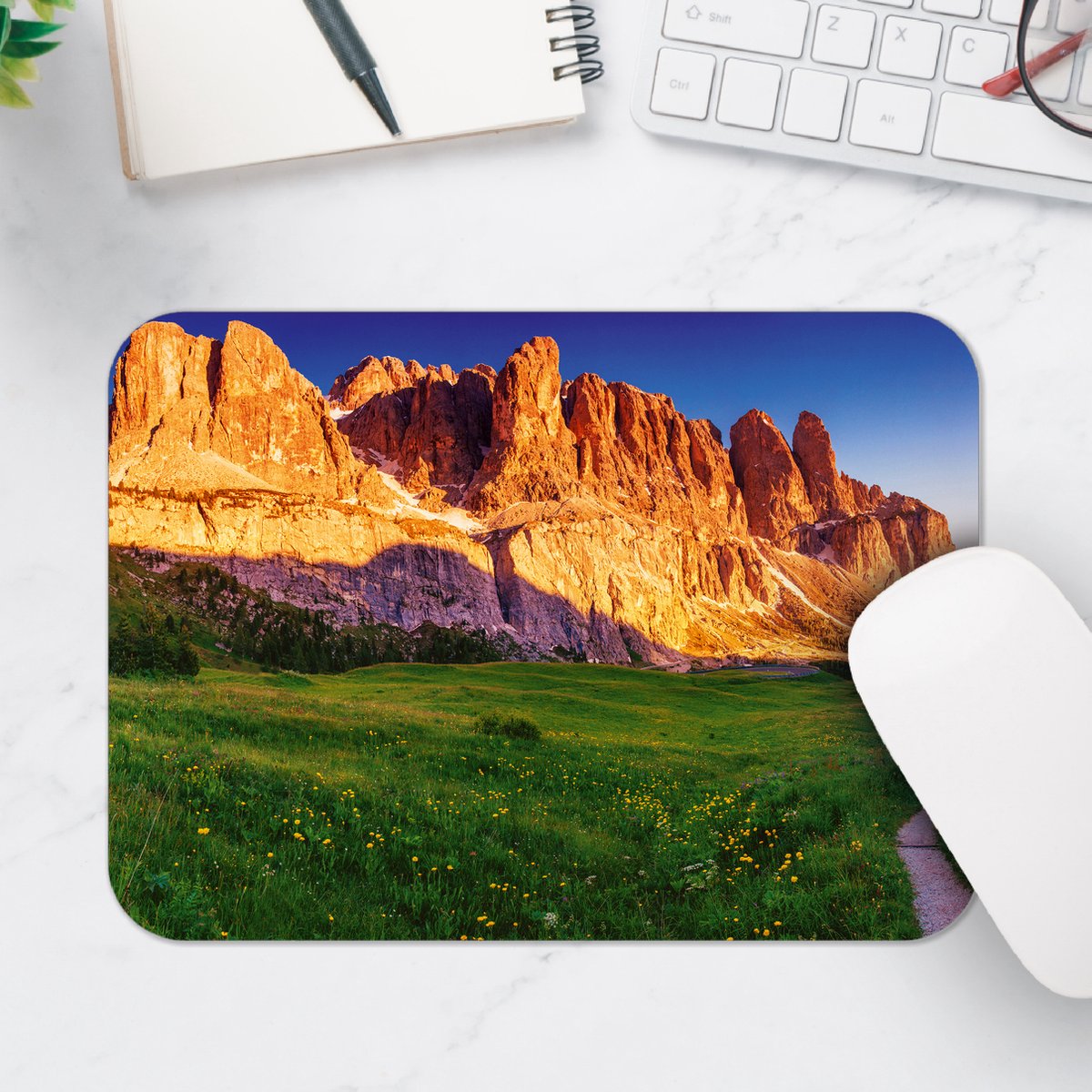 Muismat - Rostige Bergen in Groenkleurig Landschap - 25x18 cm - 2 mm Dik - Muismat van Vinyl