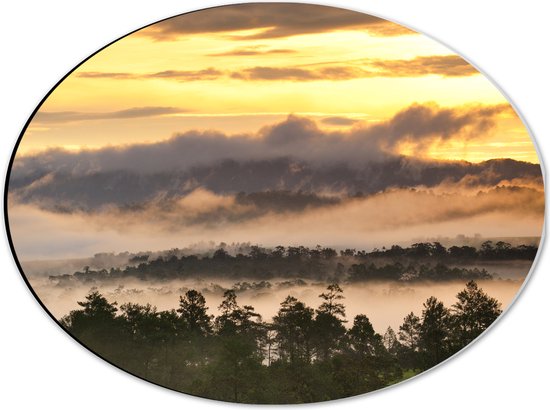 WallClassics - Dibond Ovaal - Wolken in Boomtoppen op Berg bij Zonsondergang - 40x30 cm Foto op Ovaal (Met Ophangsysteem)