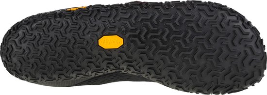 Onderkant van een zwarte Merrell sportschoen met Vibram zool en complex patroon.