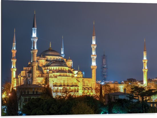 WallClassics - Dibond - Sultan AhmetMoskee in de Nacht in Istanbul, Turkije - 80x60 cm Foto op Aluminium (Met Ophangsysteem)