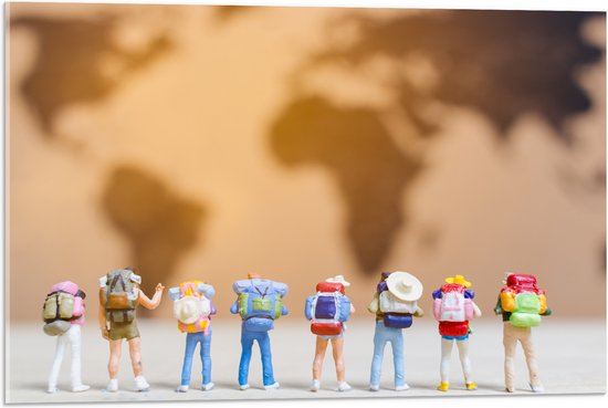 Acrylglas - Groepje Miniatuurpoppetjes kijkend naar Wereldkaart - 75x50 cm Foto op Acrylglas (Met Ophangsysteem)