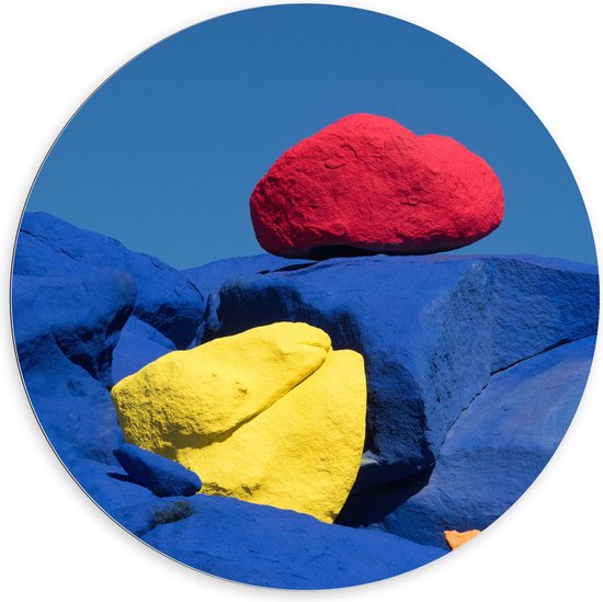 Dibond Muurcirkel - Rode en Gele Kei op Blauwe Keien - 100x100 cm Foto op Aluminium Muurcirkel (met ophangsysteem)