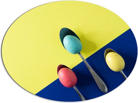 Dibond Ovaal - Gekleurde Eieren op Lepels op Blauwe en Gele Vakken - 96x72 cm Foto op Ovaal (Met Ophangsysteem)