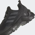 Detail van zwarte dames wandelschoen van adidas Terrex RAIN.RDY met veters en profielzool.