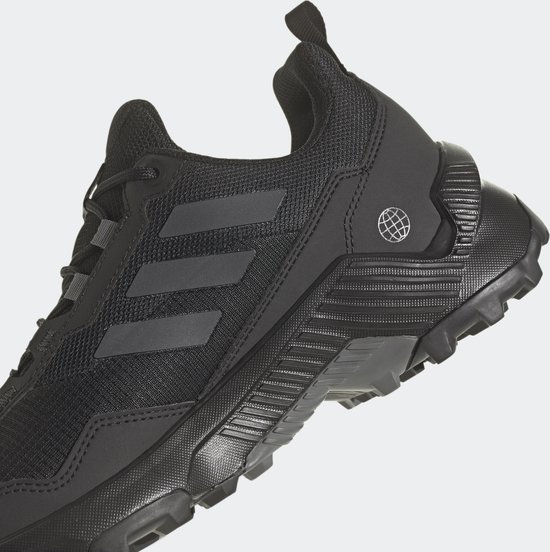Detail van zwarte dames wandelschoen van adidas Terrex RAIN.RDY met veters en profielzool.