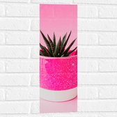 Muursticker - Roze Glittervaasje met Groen Plantje tegen Roze Achtergrond - 20x60 cm Foto op Muursticker