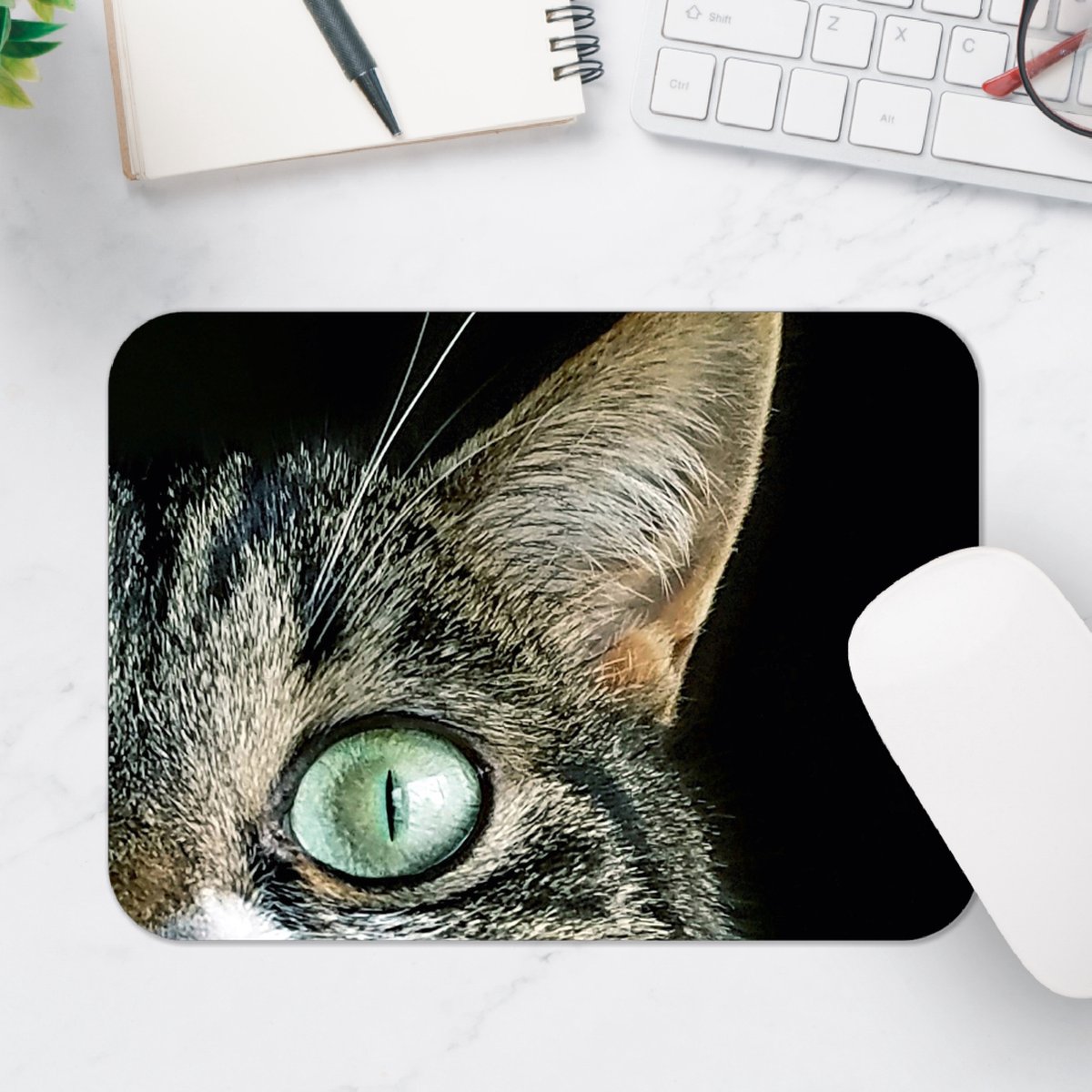 Muismat - Close-up van Kattenhoofd met Groene Ogen - 25x18 cm - 2 mm Dik - Muismat van Vinyl