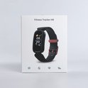 Doos van de 'Fitness Tracker HR' met een afbeelding van een zwarte smartwatch met rode accenten.
