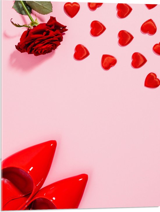 Acrylglas - Klassiek Rood Paar Hakken met Hartjes en Rode Roos op Lichtroze Achtergrond - 60x80 cm Foto op Acrylglas (Met Ophangsysteem)
