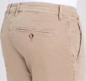 Detail van de achterkant van beige Mac Jeans chino, met MAC JEANS logo op de achterzak.