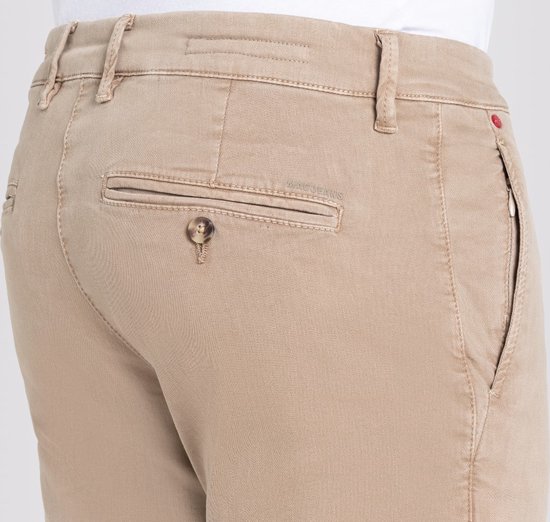 Detail van de achterkant van beige Mac Jeans chino, met MAC JEANS logo op de achterzak.