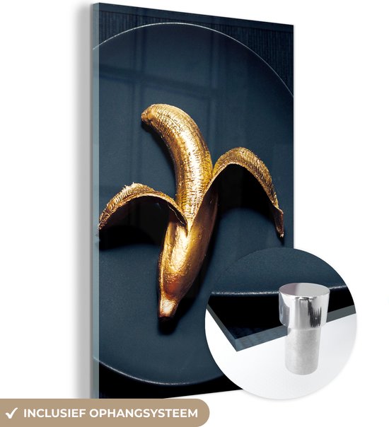 MuchoWow® Glasschilderij 40x60 cm - Schilderij acrylglas - Gouden banaan op een donkere achtergrond - Foto op glas - Schilderijen