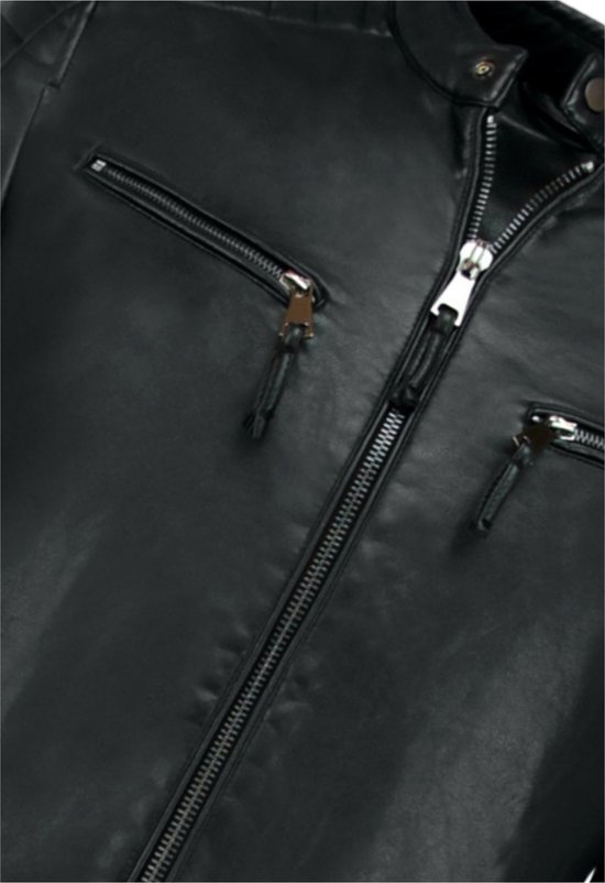 Detailopname van een zwarte leren biker jas voor heren, met ritsen en touwtjes.